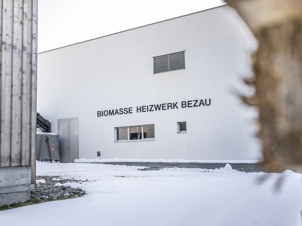Heizwerk Bezau von vorne bei Schnee